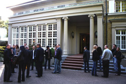 Smalltalk vor der Elb Lounge Smalltalk vor der Elb Lounge