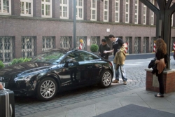 Die ersten Blacks fahren vor Die ersten Blacks fahren vor