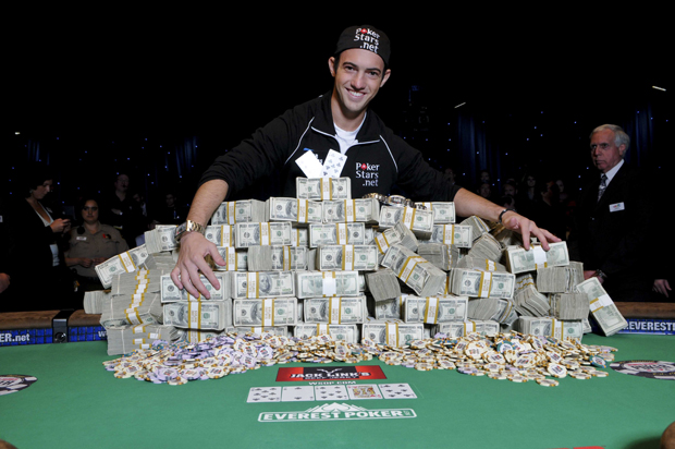 Joe Cada en 2009, vainqueur du Main Event des World Series Of Poker en portant le logo PokerStars