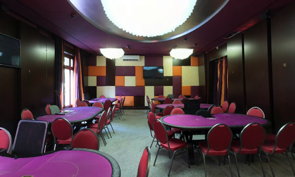 La salle de poker déserte de l'Aviation Club de France