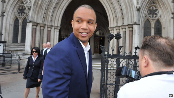 Phil Ivey semble confiant avant de pénétrer dans la Haute Cour de Justice à Londres