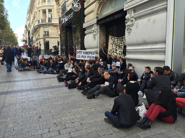 Sit-in devant l'Aviation Club de France sur les Champs-Élysées
