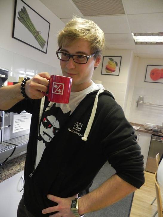 KTU im PokerStrategy-Hoodie PokerStrategy.com Hoodie Aktivität Handbewertung