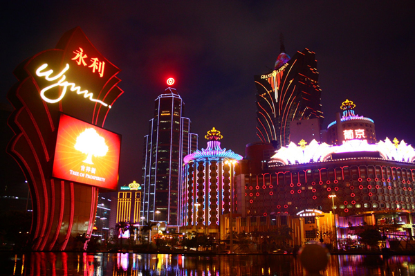 Macao et ses casinos qui s'illuminent la nuit venue !