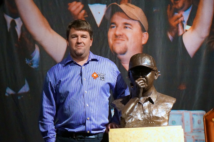 Chris Moneymaker with his bust
