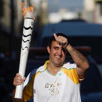 Andre Akkari avec la flamme olympique