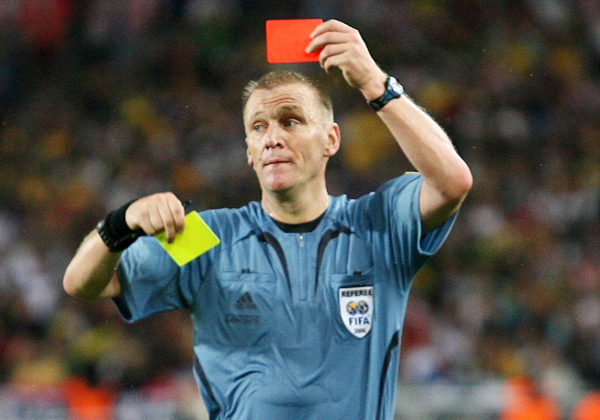 arbitro mostrando cartão amarelo