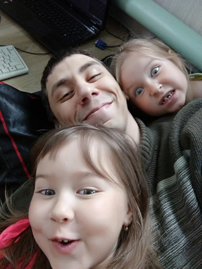 AKRN90 with his nieces