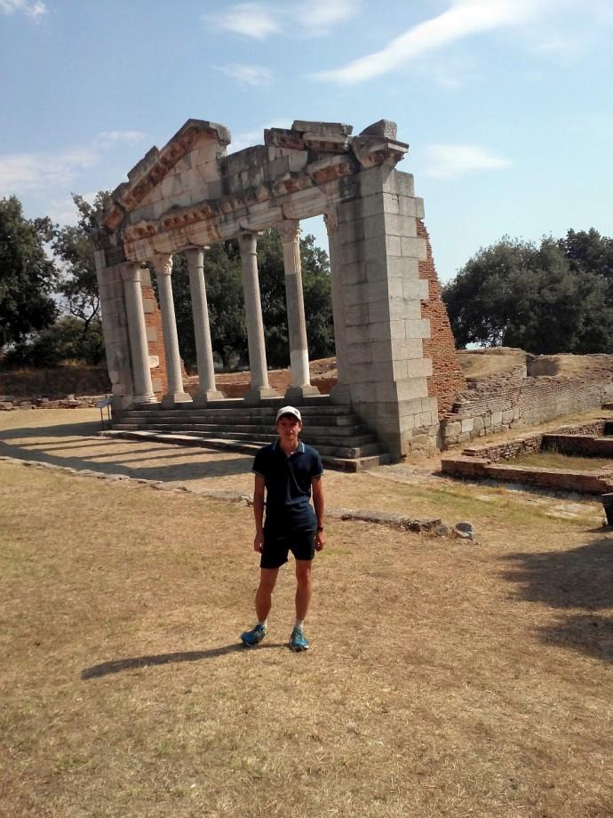 Click to enlarge Grossmaister accanto alle rovine di un anfiteatro in Albania