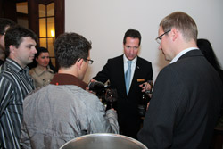 Sommelier Hagen Hoppenstedt bei der Arbeit Sommelier Hagen Hoppenstedt bei der Arbeit